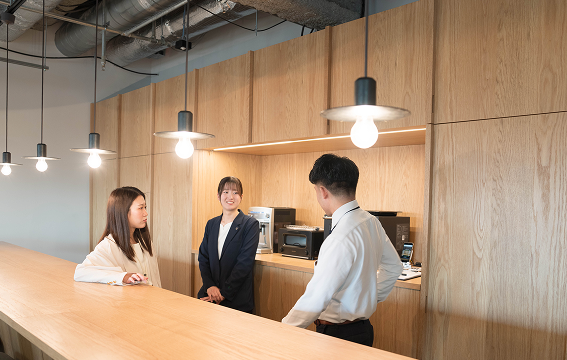 電話をする女性